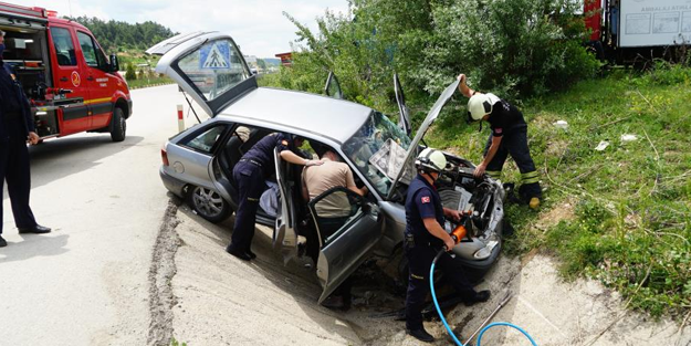 Kavşakta feci kaza: 3 yaralı