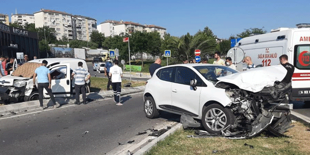 Kavşakta feci kaza: 3 yaralı