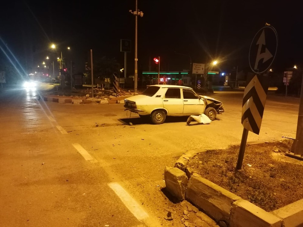 Kavşakta iki araç çarpıştı, biri takla atarak durabildi 
