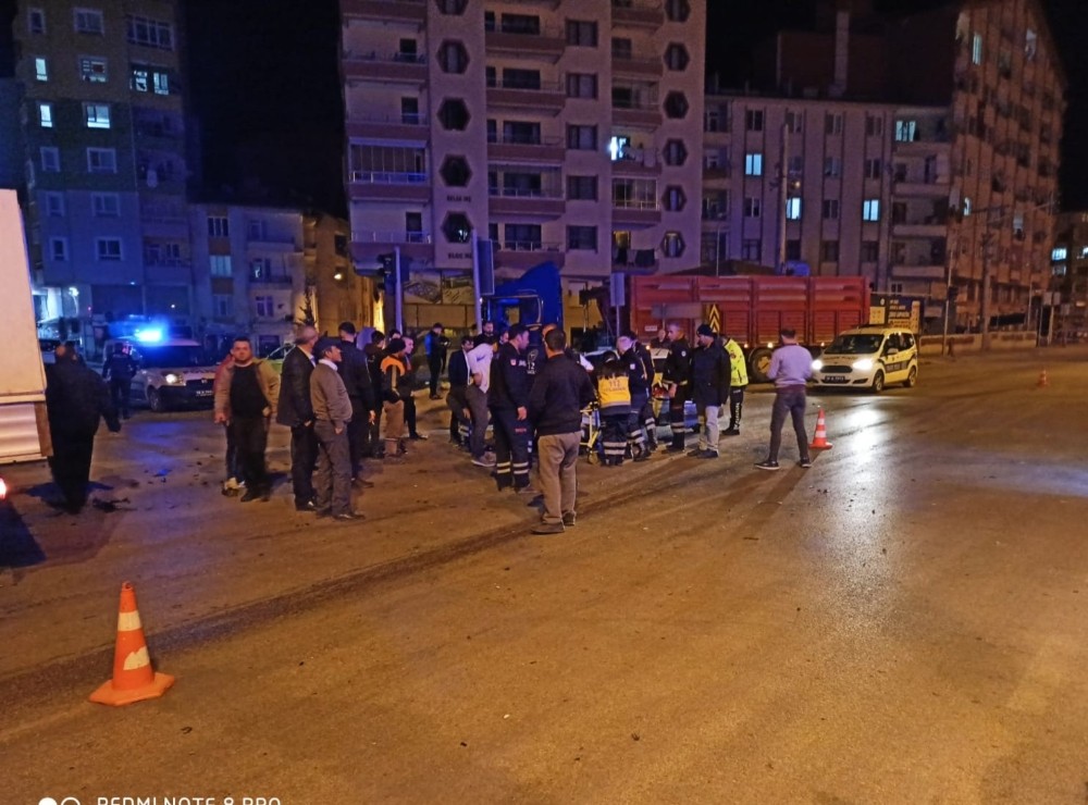 Kavşakta iki otomobil çarpıştı: 3 yaralı 