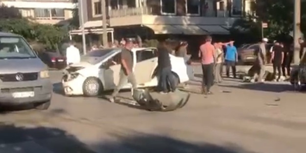 Kavşakta iki otomobil çarpıştı: 6 yaralı