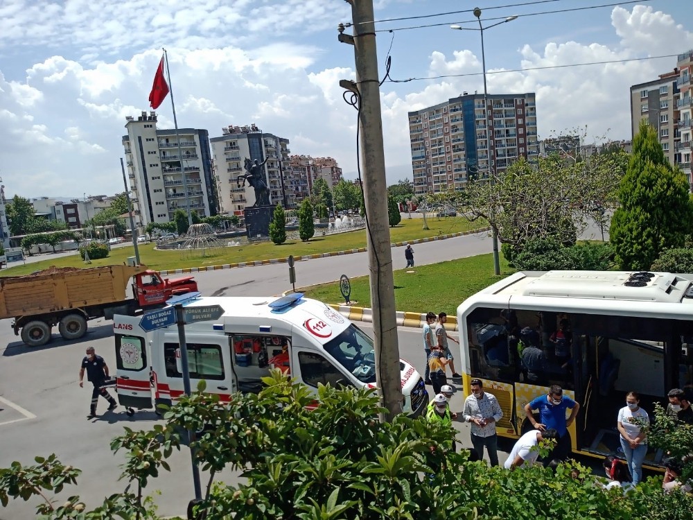 Kavşakta kamyonla otobüs çarpıştı, korkudan bayılan yolcu hastaneye kaldırıldı 