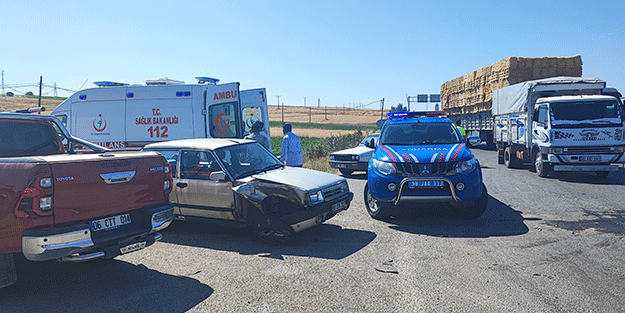 Kavşakta kaza 4 yaralı