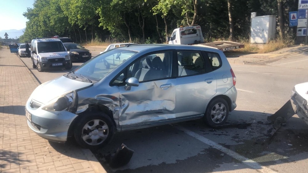Kavşakta otomobiller birbirine girdi: 2 yaralı 