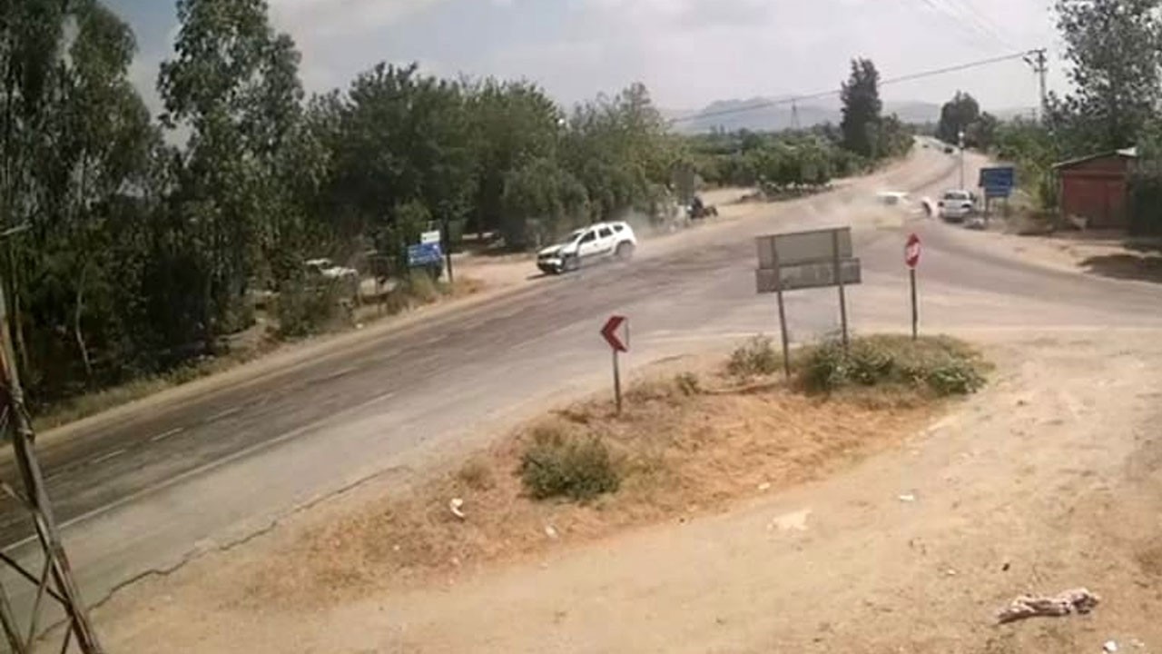 Kavşaktaki kaza kamerada! 4 yaralı