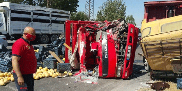 Kavun yüklü kamyon ile konteyner taşıyan kamyon çarpıştı