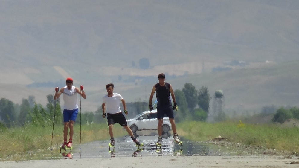 Kavurucu sıcakta tekerlekli kayak yarışması 