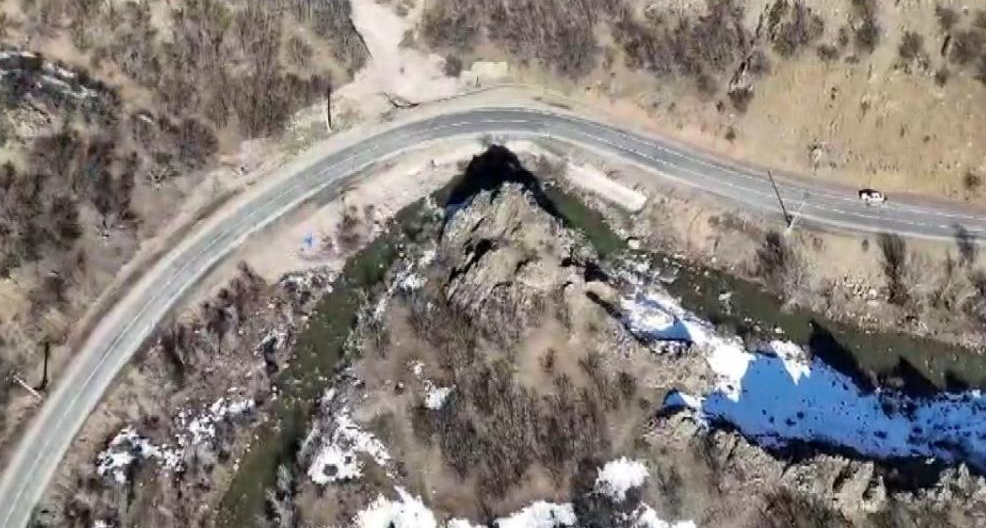 Kaya düşmeleri yaşanan ve tehlikeli virajları olan yolda çalışma talebi