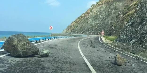 Kaya parçaları karayoluna düştü! Facia ucuz atlatıldı