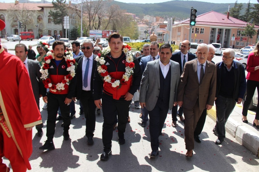 Kayaalp ve Yüksel’e memleketlerinde coşkulu karşılama 