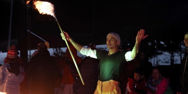 Kayak eğitmenlerinin meşaleli gösterisi ilgi gördü
