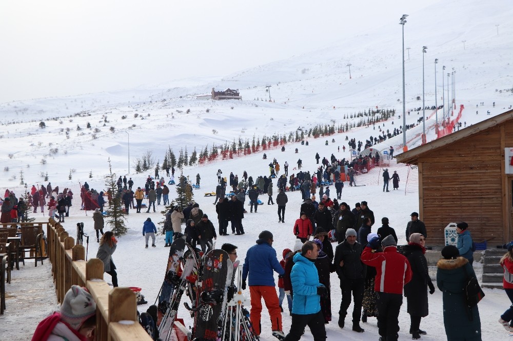 Kayak merkezinde kar kalınlığı 80 santimetreye ulaştı 