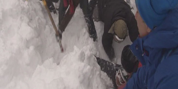 Kayakçılar kar kütlesinin altına kaldı!../VİDEO