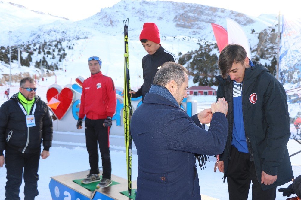 Kayakla Oryantiring Türkiye Şampiyonasında dereceye giren sporculara madalyaları takdim edildi 