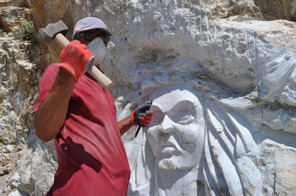 Kayalara kabartma resimler çiziyor 