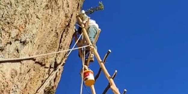 Kayaların arasında gizli! 11 metrelik merdivenle ulaştılar