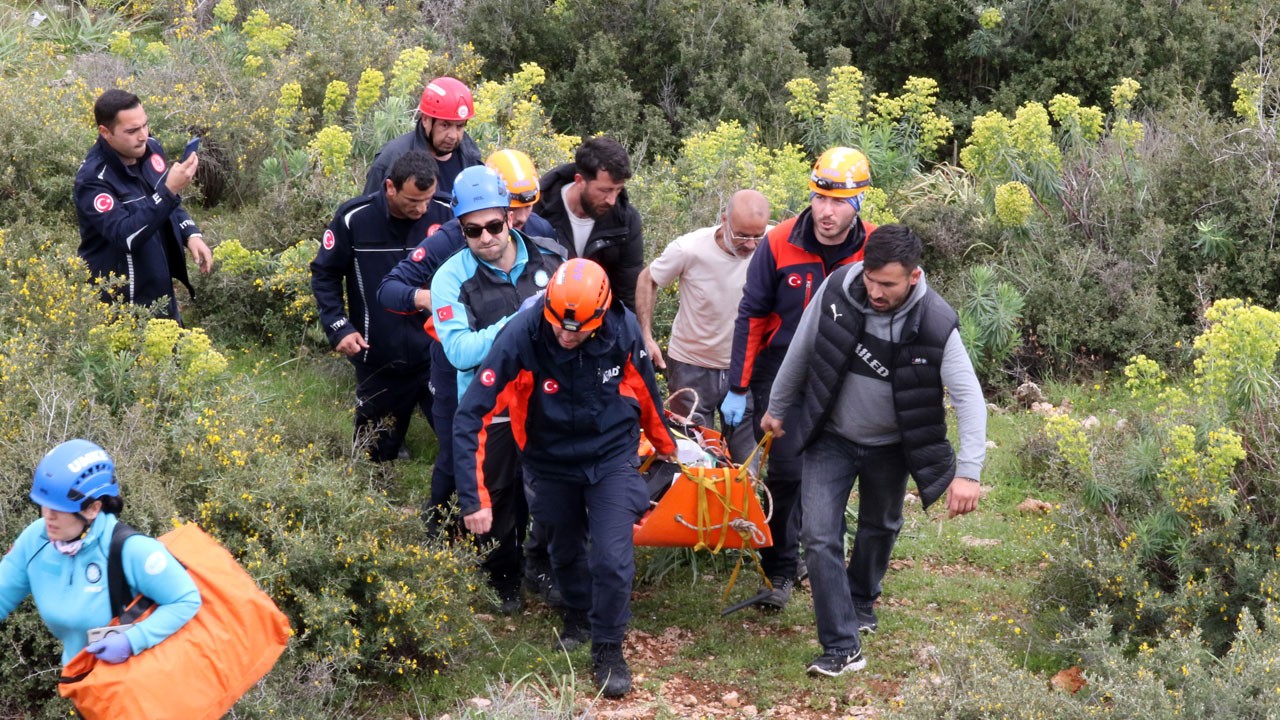 Kayalık alanda korku dolu anlar! Genç kadın 20 metreden düştü