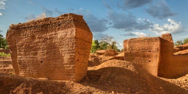 Kayalık tepelerden tuğla çıkarıyorlar!