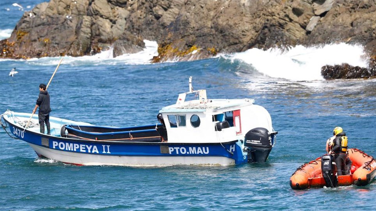 Kayalıklara çarpan gemi battı! Ölüler var