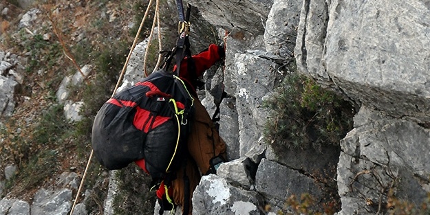 Kayalıklara düşen paraşütçü öldü