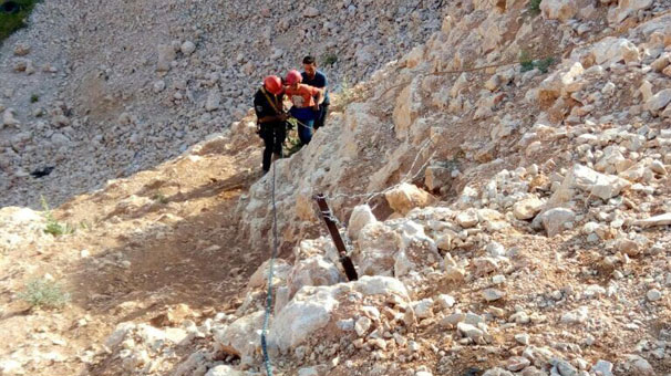 Kayalıklarda mahsur kalan çocuğu itfaiye kurtardı