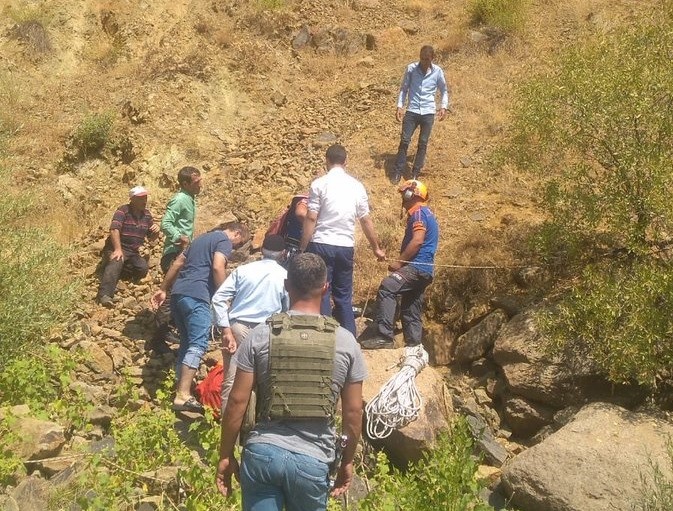 Kayalıklarda mahsur kalan şahıs, ekipler tarafından kurtarıldı 