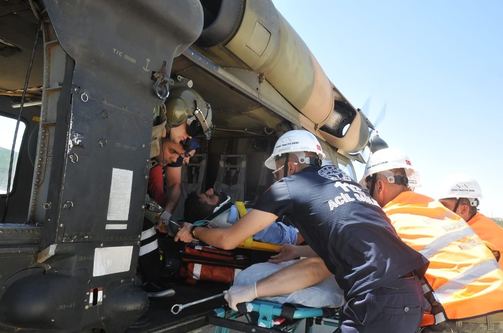 Kayalıklardan düşen çoban askeri helikopterle kurtarıldı 