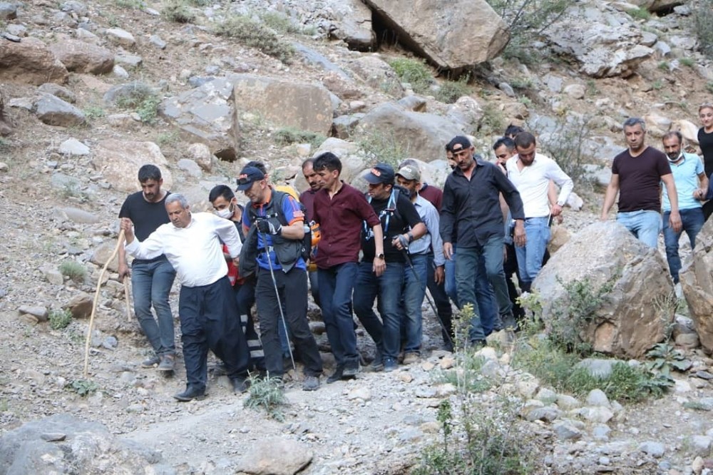 Kayalıklardan düşen şahıs 4 kilometre sedye ile taşındı 