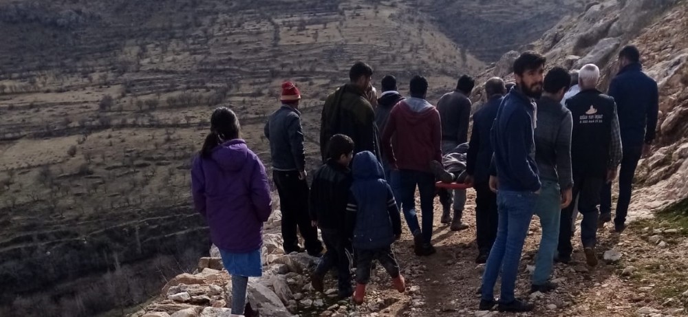Kayalıklardan yere çakıldı, yerde kıvrılırken üstüne kaya parçası düştü 