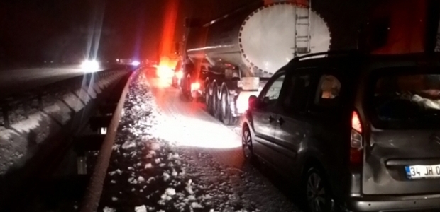 Kayan TIR yolu kapattı, 15 kilometrelik araç kuyruğu oluştu!