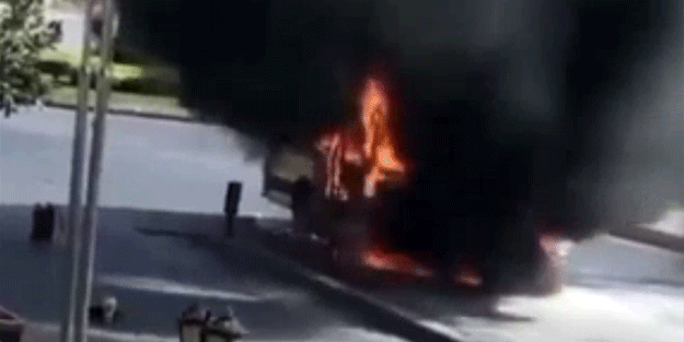 Kayaşehir'de otoparkta bekleyen bir minibüs alevler içinde kaldı