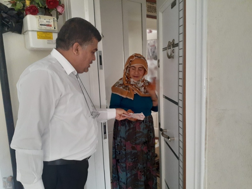 Kaybettiği parayı belediye ekipleri sahibine teslim etti 