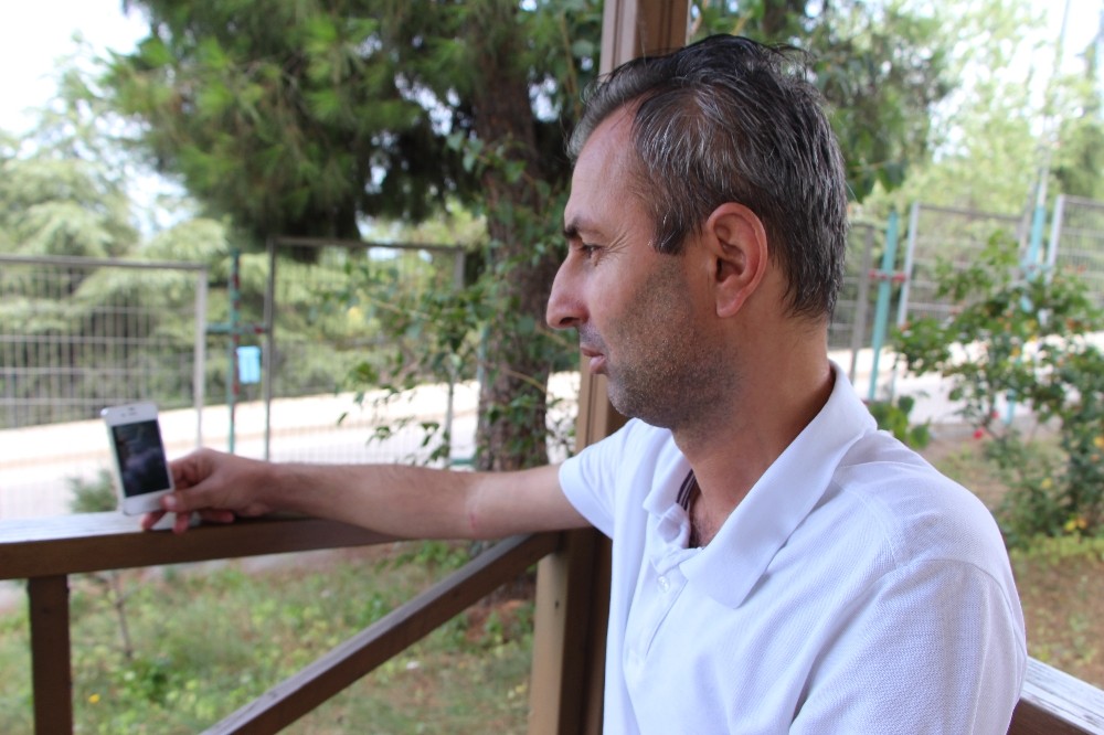 Kaybolan horozunu bulmak için dedektif gibi iz sürüyor 