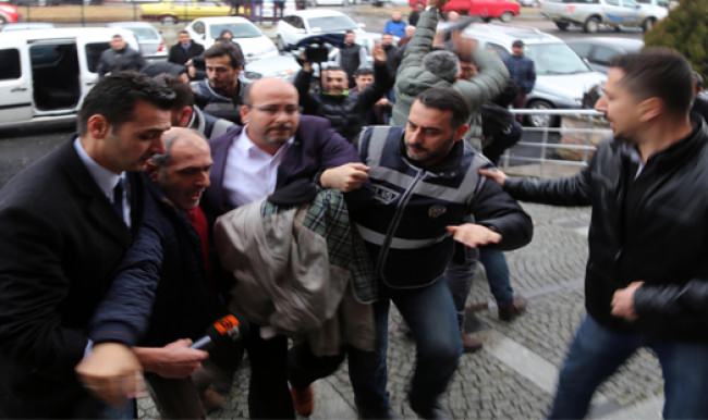 Kaybolan kişinin yakınları, ona saldırdı