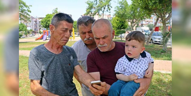Kaybolan oğlunun kıyafetlerini giyip her yerde onu arıyor