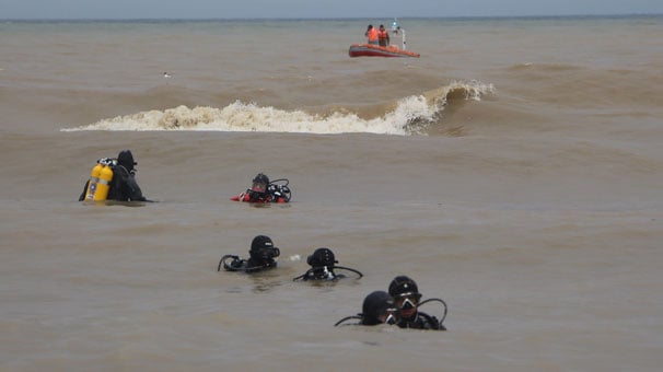 Kaybolan polisi denizde dalgıçlarla arama çalışmaları başladı