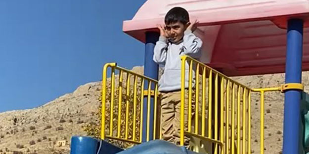 Kaydırak üzerinde bir anda namaza duran çocuk şaşkına çevirdi