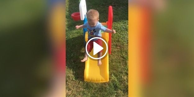 Kaydıraktan kaymayı çok yanlış anlayan ufaklık