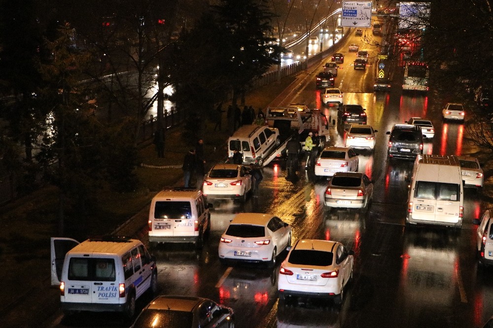 Kaygan yol kazaya neden oldu; 4 araç birbirine girdi 