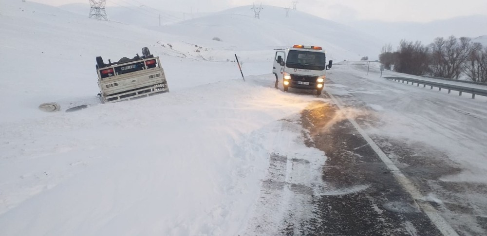 Kaygan yolda devrilen kamyonet ters döndü: 1 yaralı 