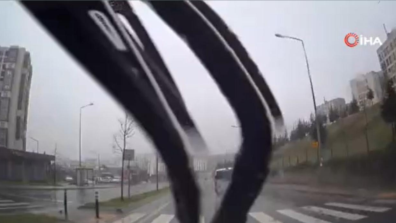 Kaygan zeminde savruldu, kazadan kıl payı kurtuldu