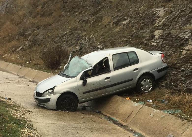 Kayganlaşan yol kazaya sebep oldu: 2 yaralı 