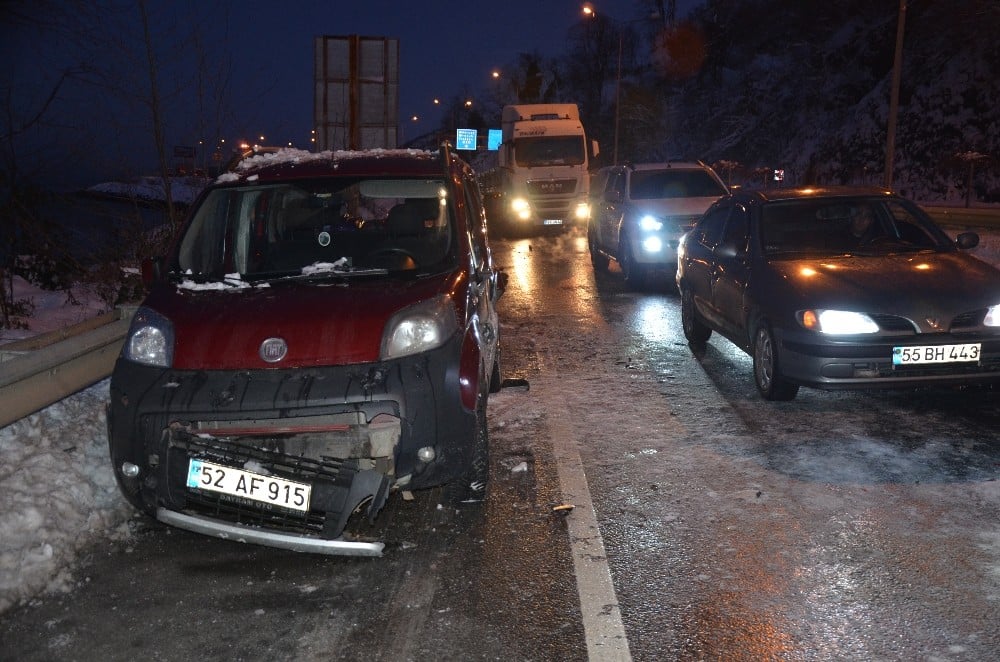 Kayganlaşan yolda 11 aracın karıştığı trafik kazası: 3 yaralı 