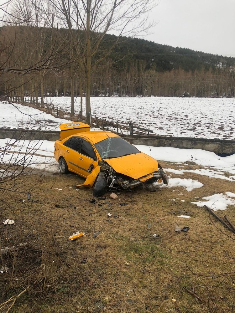 Kayganlaşan yolda duramayan araç şarampole uçtu 