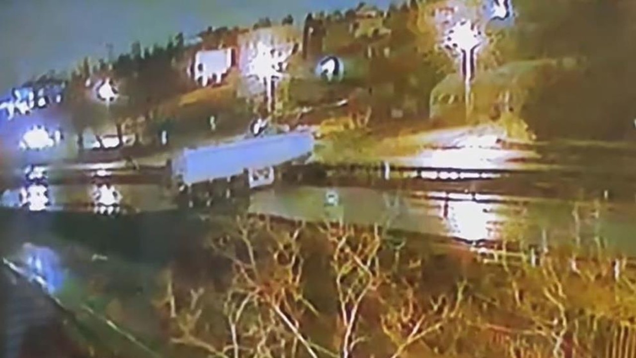 Kayganlaşan yolda kayan tır bariyere girdi! Korkunç görüntü kamerada