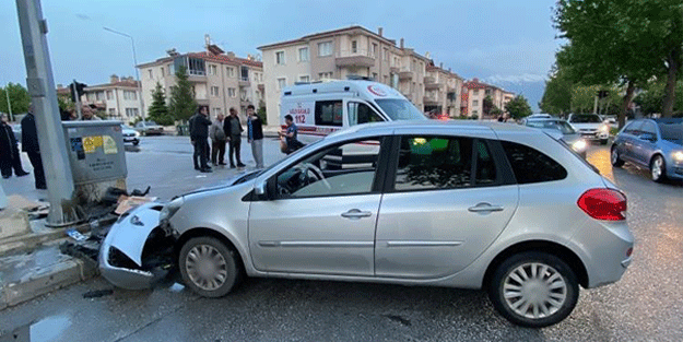 Kayganlaşan yolda kontrolden çıkan otomobil direğe çarptı