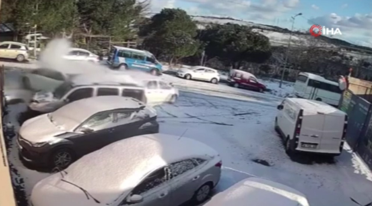 Kayganlaşan yolda önce savruldu sonra park halindeki araçları biçti! O anlar kamerada