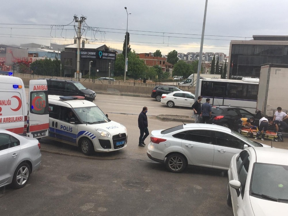 Kayganlaşan yolda tır araçlara çarparak durdu 