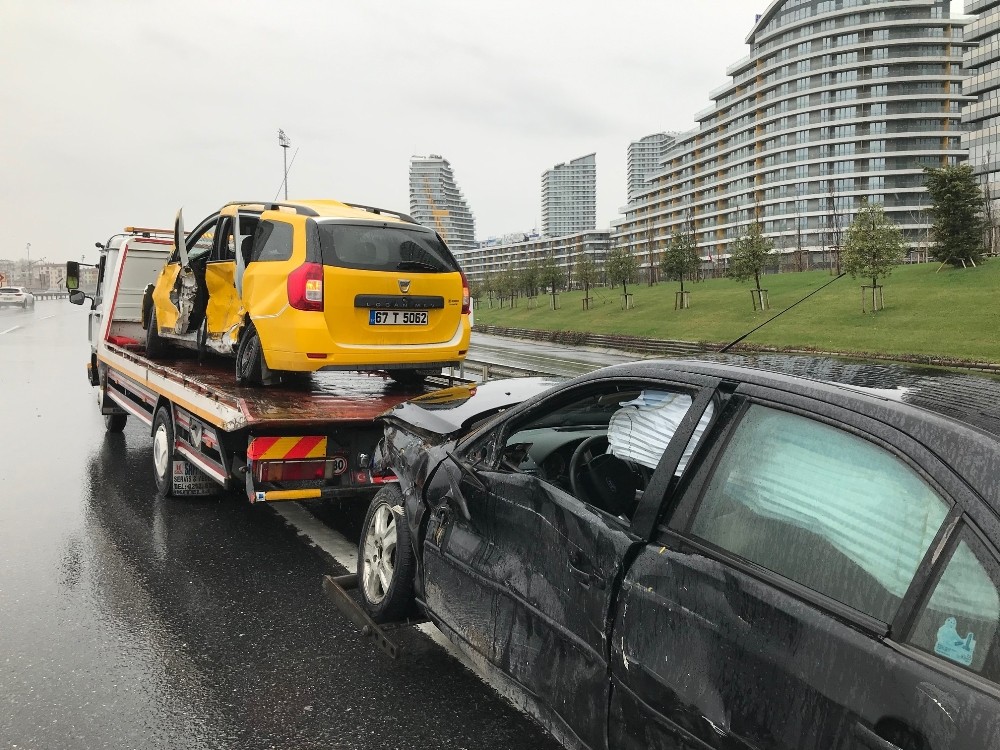 Kayganlaşan yolda trafik kazası: 2 yaralı 