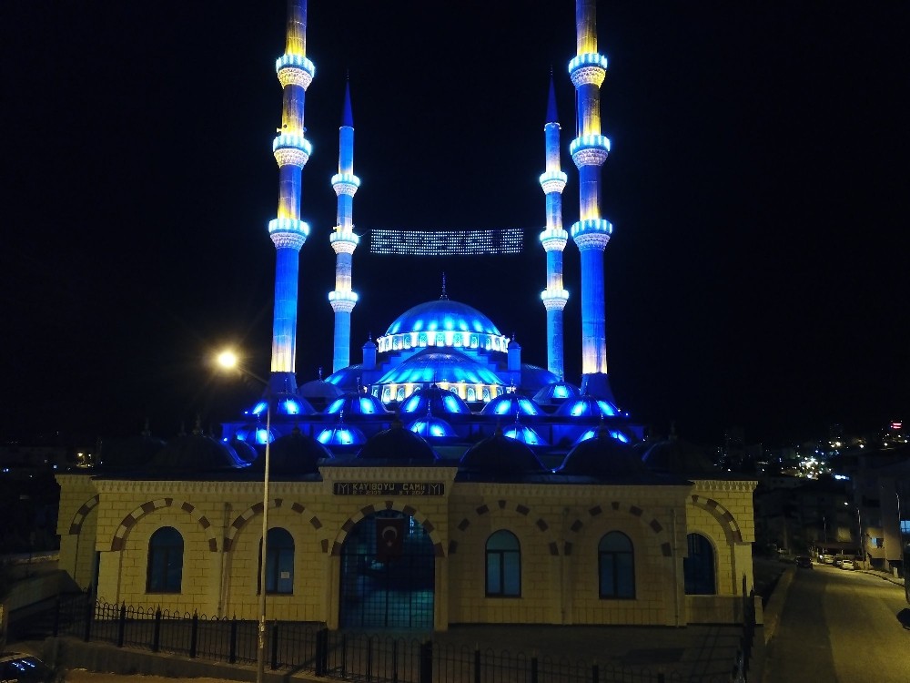 Kayı Boyu Camii mahyasına 